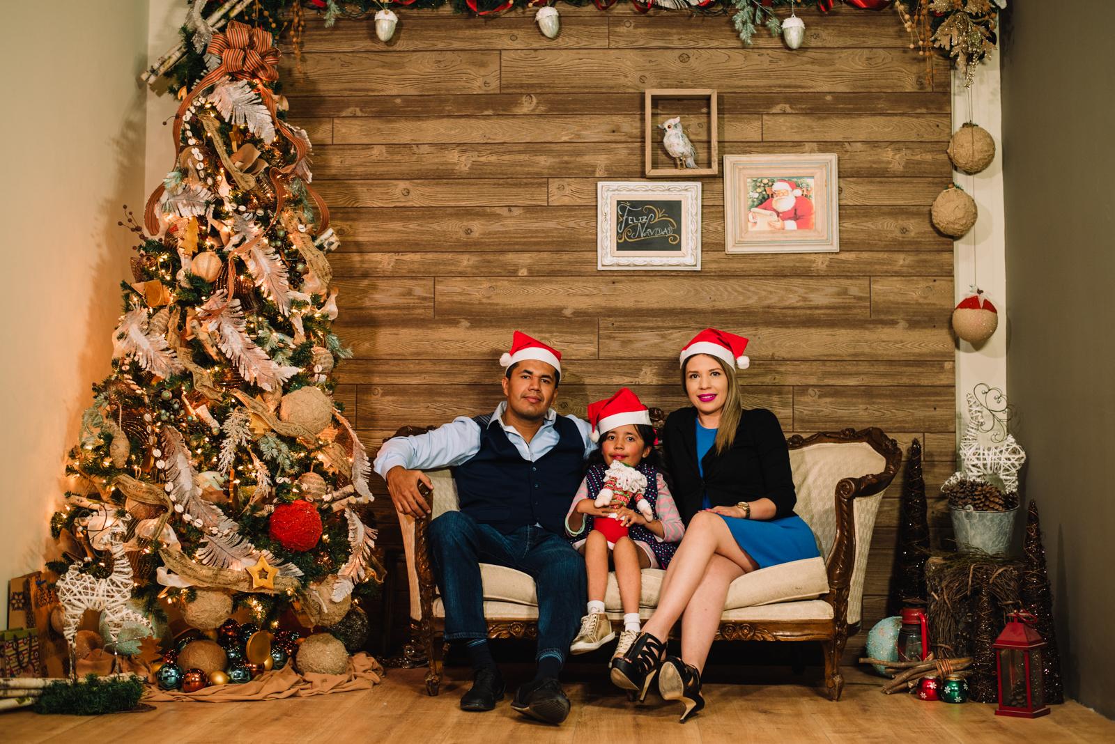 fotos con santa, fotos infantiles de navidad, mini sesiones navideñas, set navideño, fotografia navideña, fotos familiares, fotos de navidad en chihuahua, fotos en set navideño, fotografos en navidad, fotografos de navidad, fotografos para posadas, mac y liz, set navideño mac y liz , fotografos profesionales , chihuahua, manuel de la rosa, evelin schieveck, familia divertida, familia en navidad