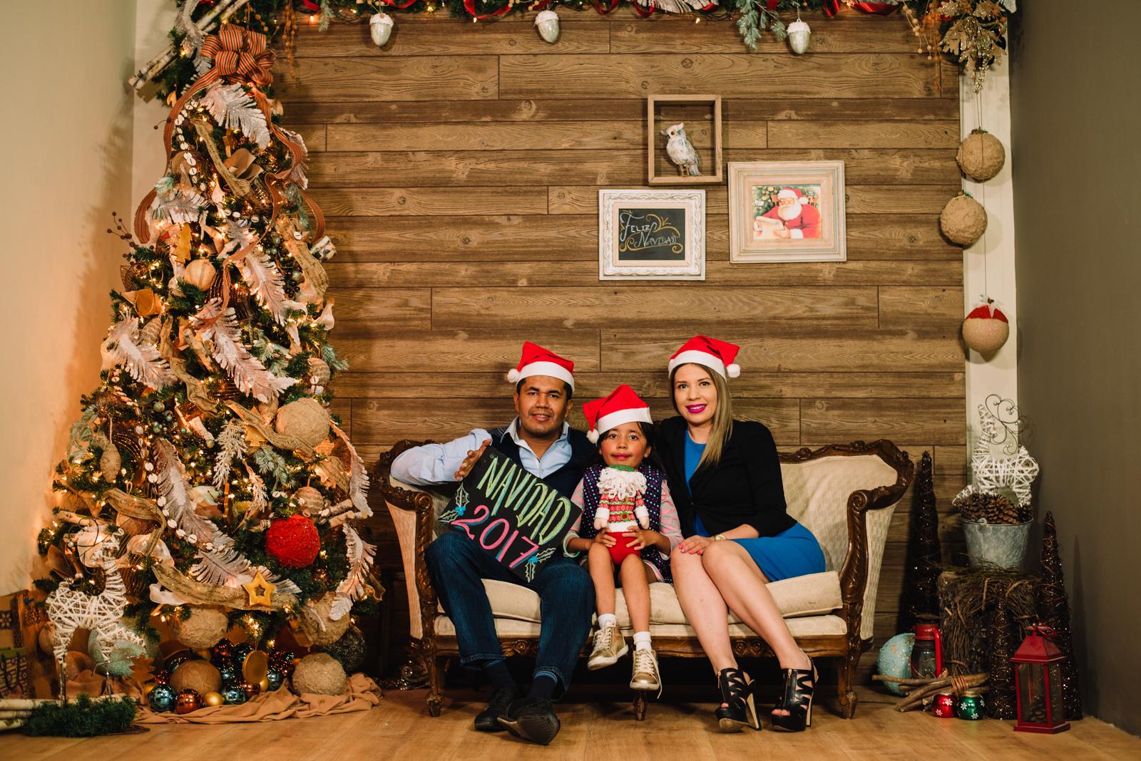 fotos con santa, fotos infantiles de navidad, mini sesiones navideñas, set navideño, fotografia navideña, fotos familiares, fotos de navidad en chihuahua, fotos en set navideño, fotografos en navidad, fotografos de navidad, fotografos para posadas, mac y liz, set navideño mac y liz , fotografos profesionales , chihuahua, manuel de la rosa, evelin schieveck, familia divertida, familia en navidad