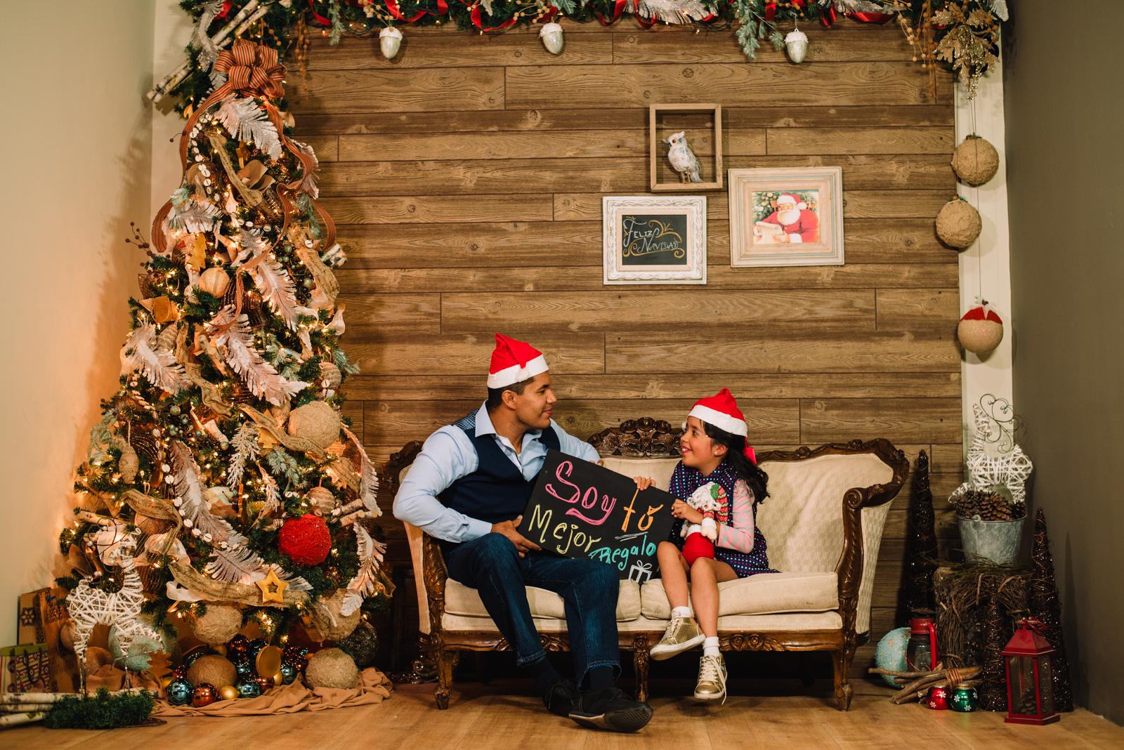 fotos con santa, fotos infantiles de navidad, mini sesiones navideñas, set navideño, fotografia navideña, fotos familiares, fotos de navidad en chihuahua, fotos en set navideño, fotografos en navidad, fotografos de navidad, fotografos para posadas, mac y liz, set navideño mac y liz , fotografos profesionales , chihuahua, manuel de la rosa, evelin schieveck, familia divertida, familia en navidad