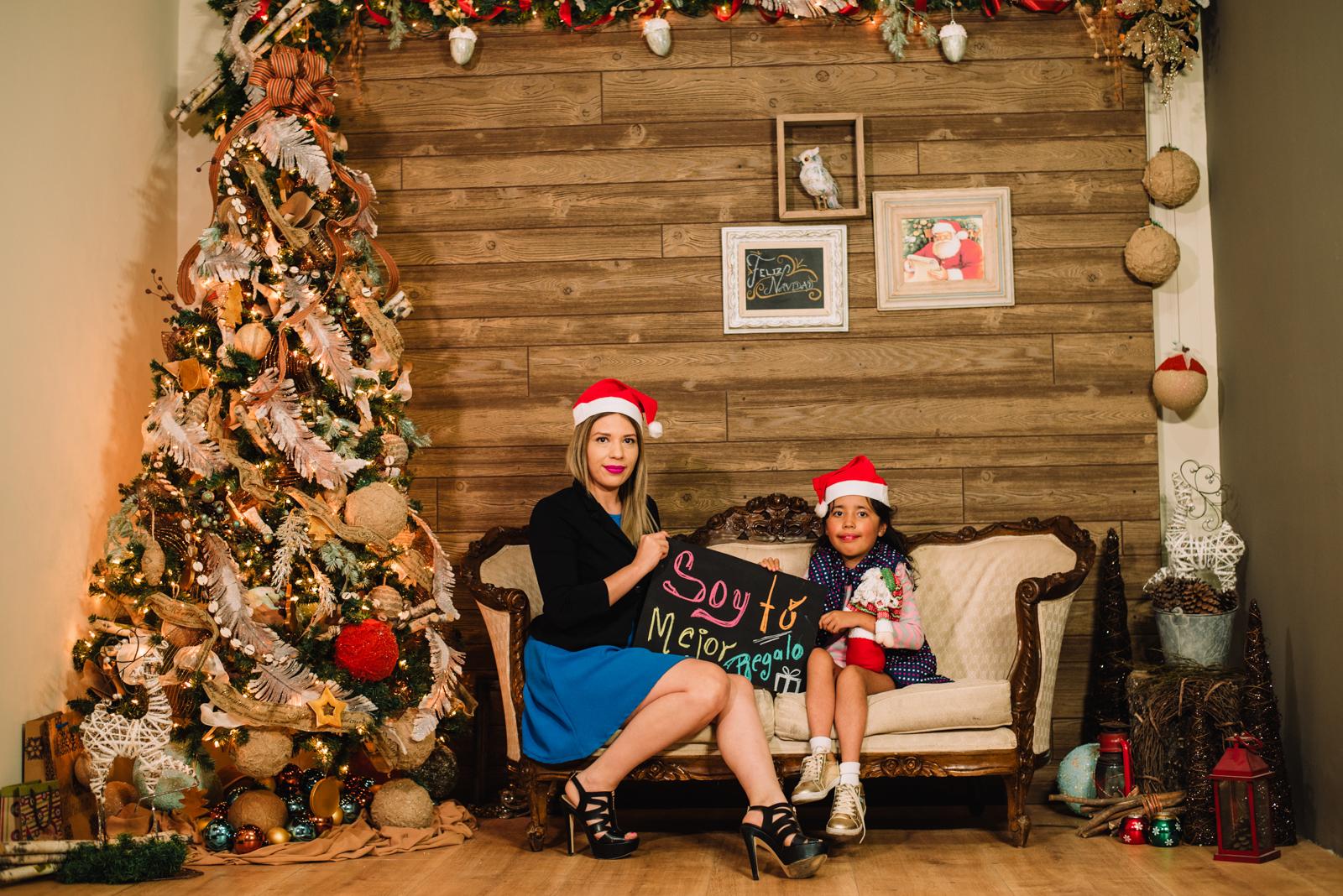fotos con santa, fotos infantiles de navidad, mini sesiones navideñas, set navideño, fotografia navideña, fotos familiares, fotos de navidad en chihuahua, fotos en set navideño, fotografos en navidad, fotografos de navidad, fotografos para posadas, mac y liz, set navideño mac y liz , fotografos profesionales , chihuahua, manuel de la rosa, evelin schieveck, familia divertida, familia en navidad