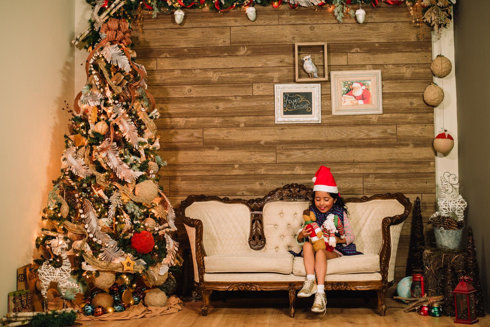 fotos con santa, fotos infantiles de navidad, mini sesiones navideñas, set navideño, fotografia navideña, fotos familiares, fotos de navidad en chihuahua, fotos en set navideño, fotografos en navidad, fotografos de navidad, fotografos para posadas, mac y liz, set navideño mac y liz , fotografos profesionales , chihuahua, manuel de la rosa, evelin schieveck, familia divertida, familia en navidad
