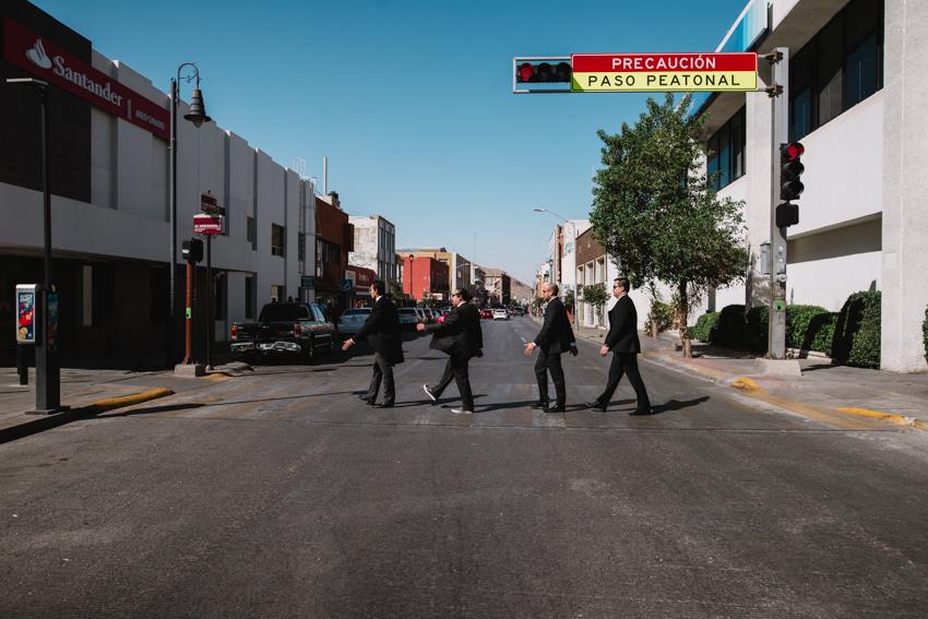 fotografia de boda, boda al aire libre, fotografia de boda en chihuahua, fotografia de parejas en chihuahua, novios en chihuahua, vestido de novia al aire libre, preparativos de la novia, fotografia, getting ready, 