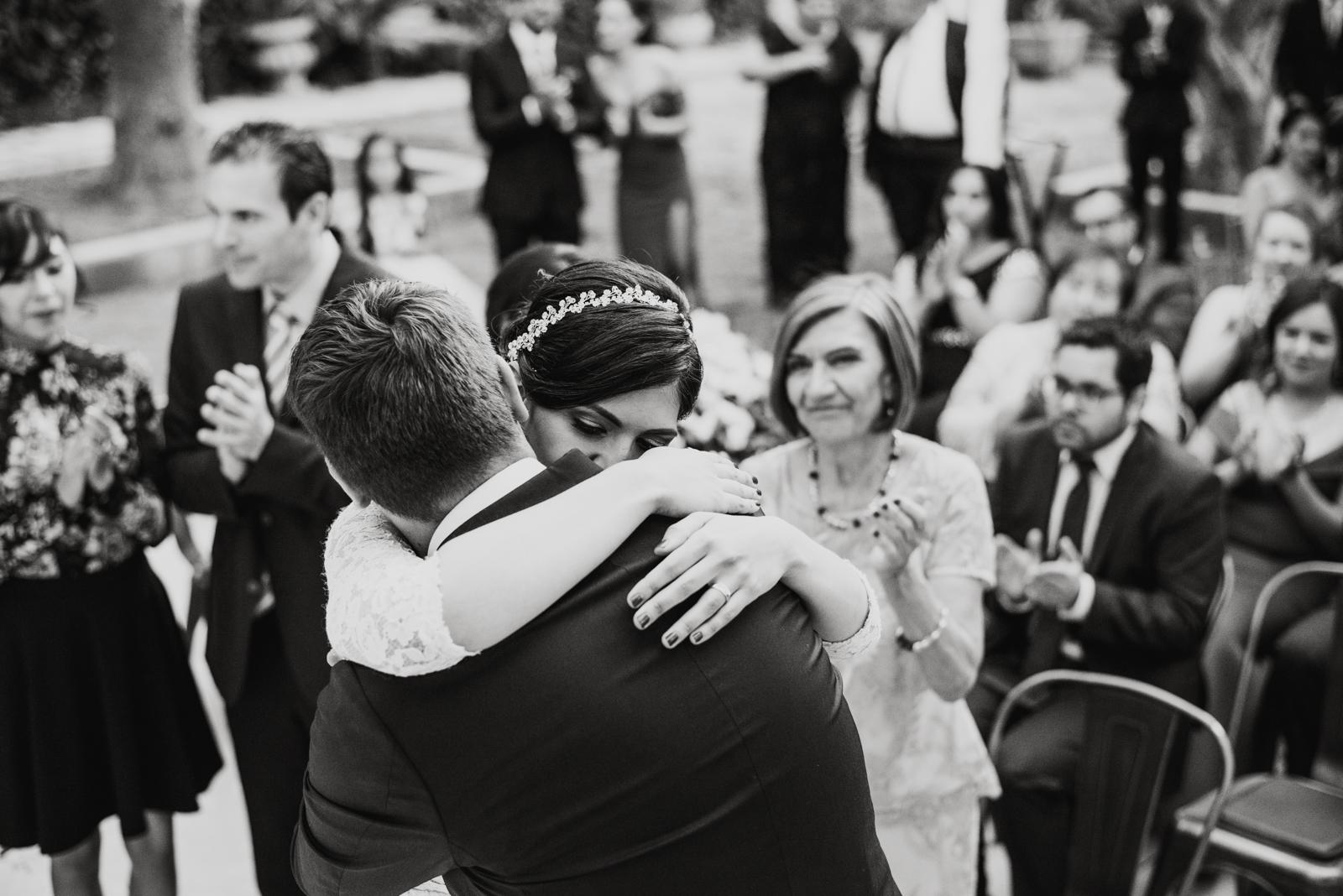 boda civil en castalia, fotos de novios abrazados, fotos en castalia, castalia eventos chihuahua, fotografos de boda en chihuahua, boda en chihuahua , mac y liz , fotografos profesionales en chihuahua, fotografos internacionales de boda con sede en mexico, fotografos de bodas cuu , fotos de novios en chihuahua, destination wedding photographer