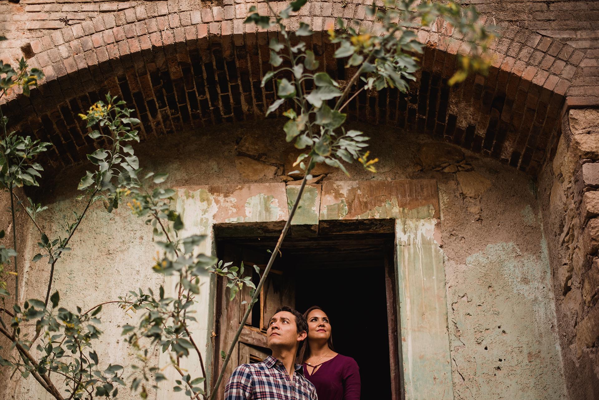 fotos de novios en santa eulalia, fotos de novios en ruinas, fotos de novios enmarcados en puertas, fotografos de boda en chihuahua, boda en chihuahua , mac y liz , fotografos profesionales en chihuahua, fotografos internacionales de boda con sede en mexico, fotografos de bodas cuu , fotos de novios en chihuahua, destination wedding photographer