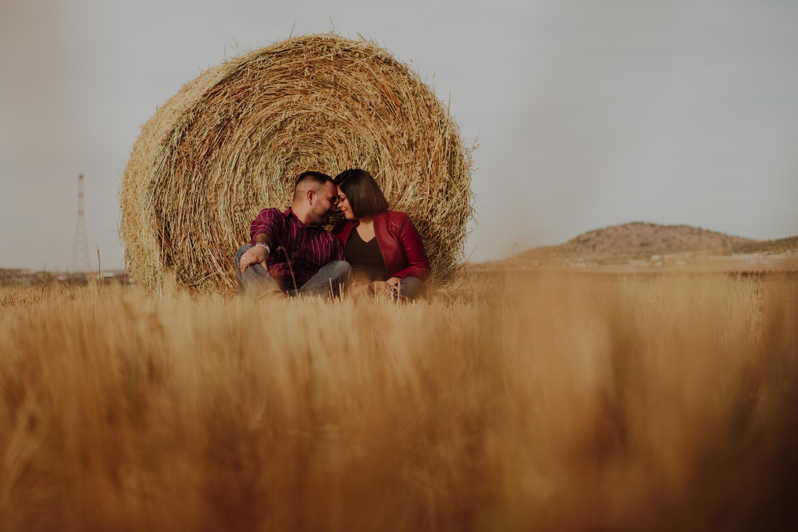 fotos de novios en praderas, fotos de novios en rollos de avena, fotos de novios al aire libre, fotos de novios en el campo, fotografos de boda en chihuahua, boda en chihuahua , mac y liz , fotografos profesionales en chihuahua, fotografos internacionales de boda con sede en mexico, fotografos de bodas cuu , fotos de novios en chihuahua, destination wedding photographer