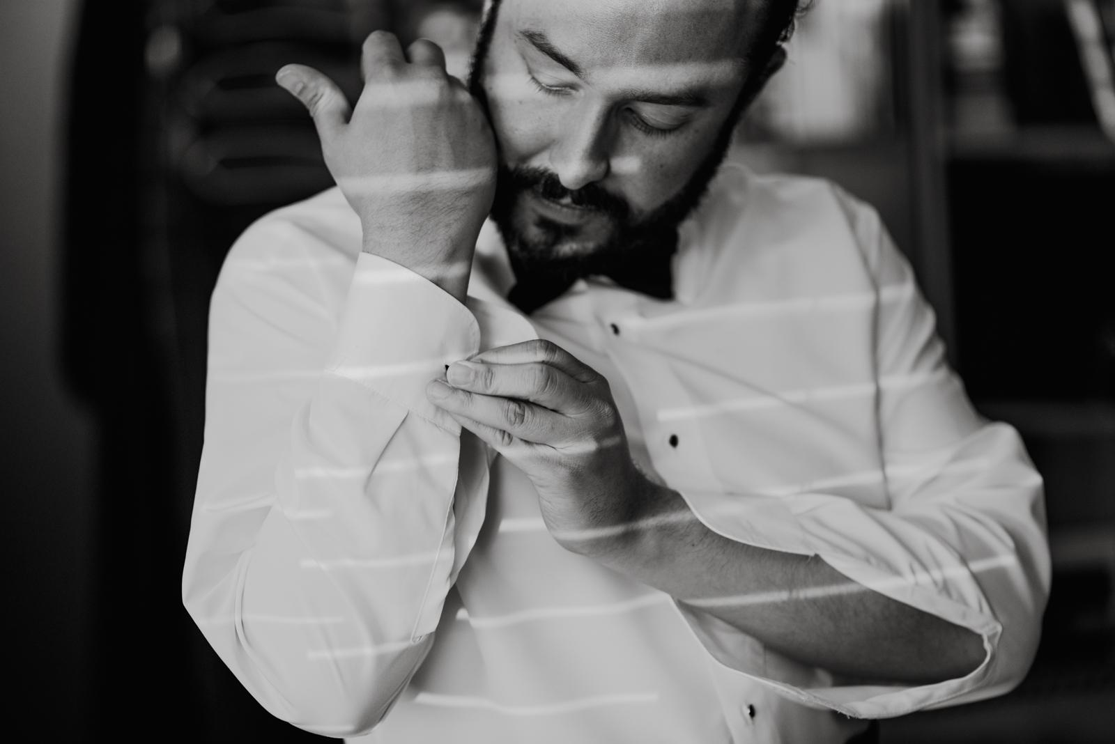foto de novio alistandose, preparativos del novio, getting ready del novio, fotografos de boda en chihuahua, boda en chihuahua , mac y liz , fotografos profesionales en chihuahua, fotografos internacionales de boda con sede en mexico, fotografos de bodas cuu , fotos de novios en chihuahua, destination wedding photographer