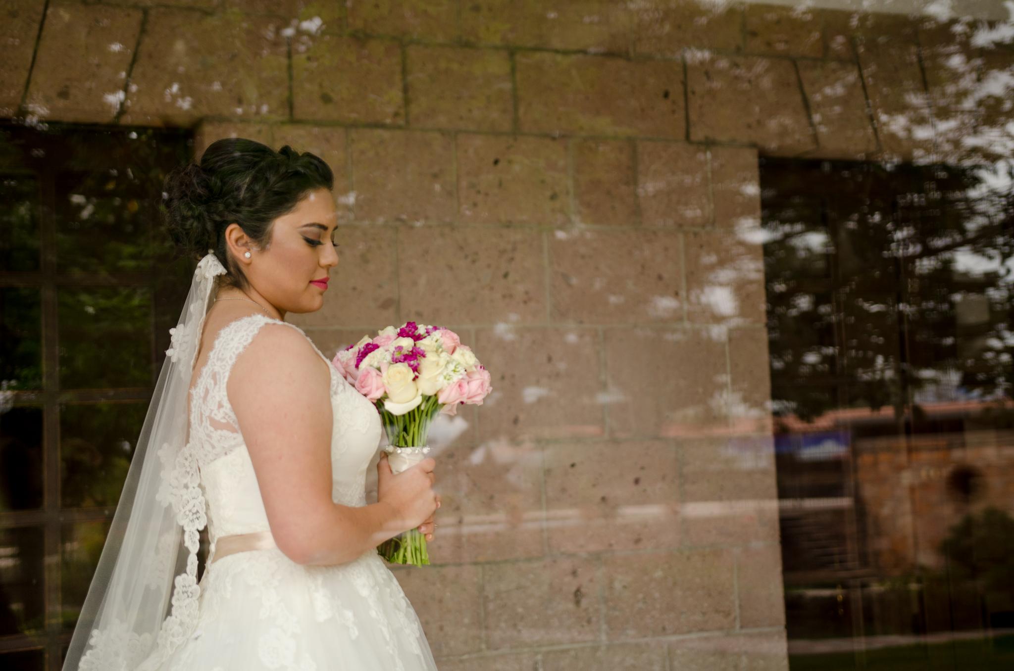fotos de novia con ramo, fotos de novia en quinta laguette, fotografos de boda en chihuahua, boda en chihuahua , mac y liz , fotografos profesionales en chihuahua, fotografos internacionales de boda con sede en mexico, fotografos de bodas cuu , fotos de novios en chihuahua, destination wedding photographer