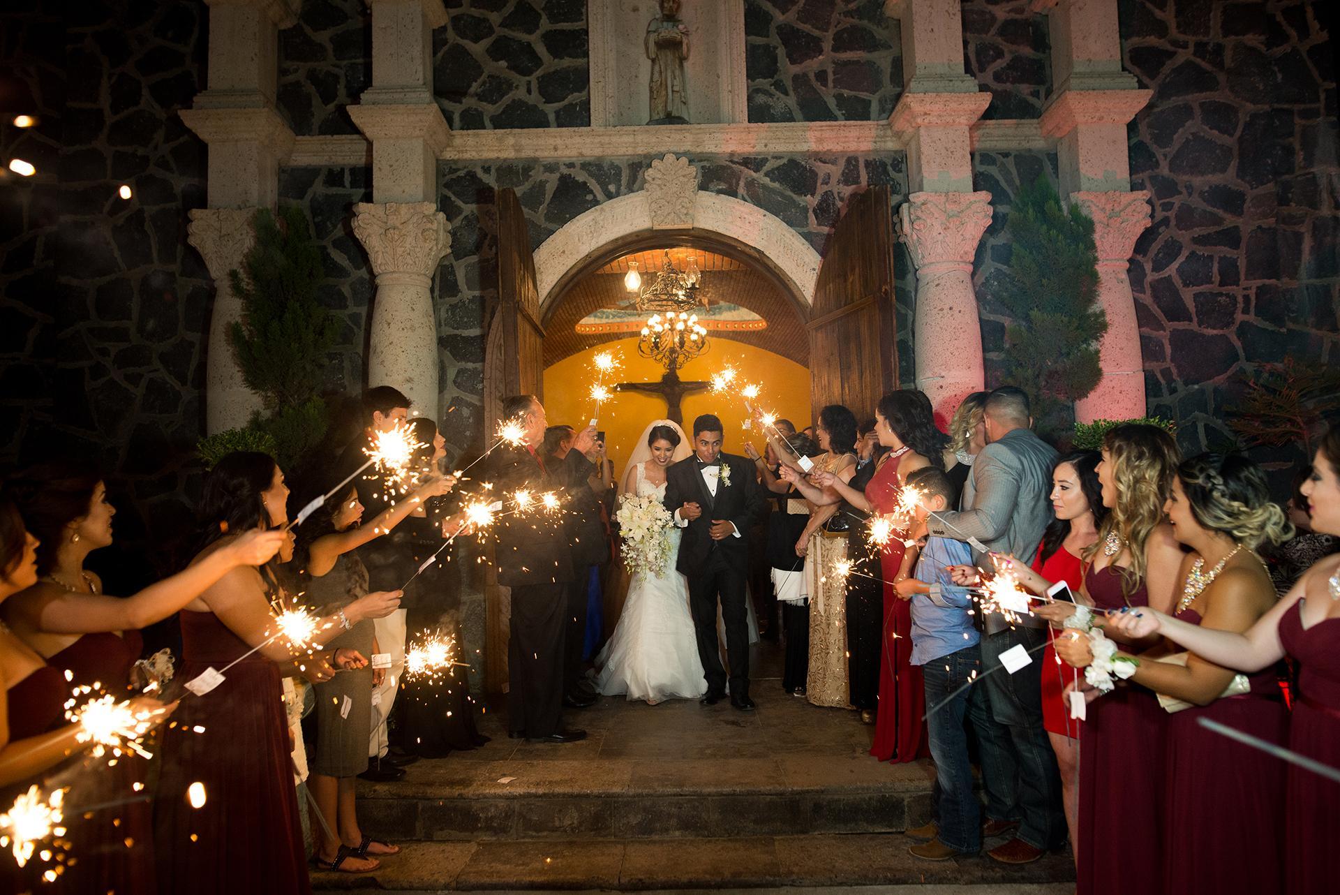 fotos de novios en capilla de quinta bugambilias, fotos de novios con bengalas , fotos de novios con pirotecnia, fotos de boda en chihuahua , fotografos de boda en chihuahua, boda en chihuahua , mac y liz , fotografos profesionales en chihuahua, fotografos internacionales de boda con sede en mexico, fotografos de bodas cuu , fotos de novios en chihuahua, destination wedding photographer