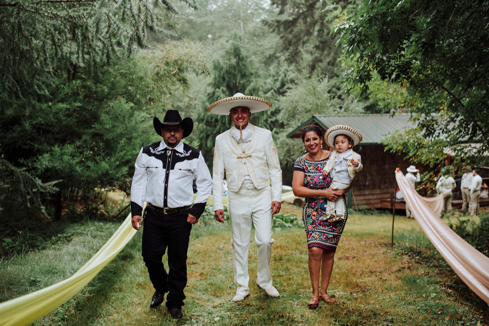 Boda seattle cabaña bosque novio charro entrada del novio ceremonia 