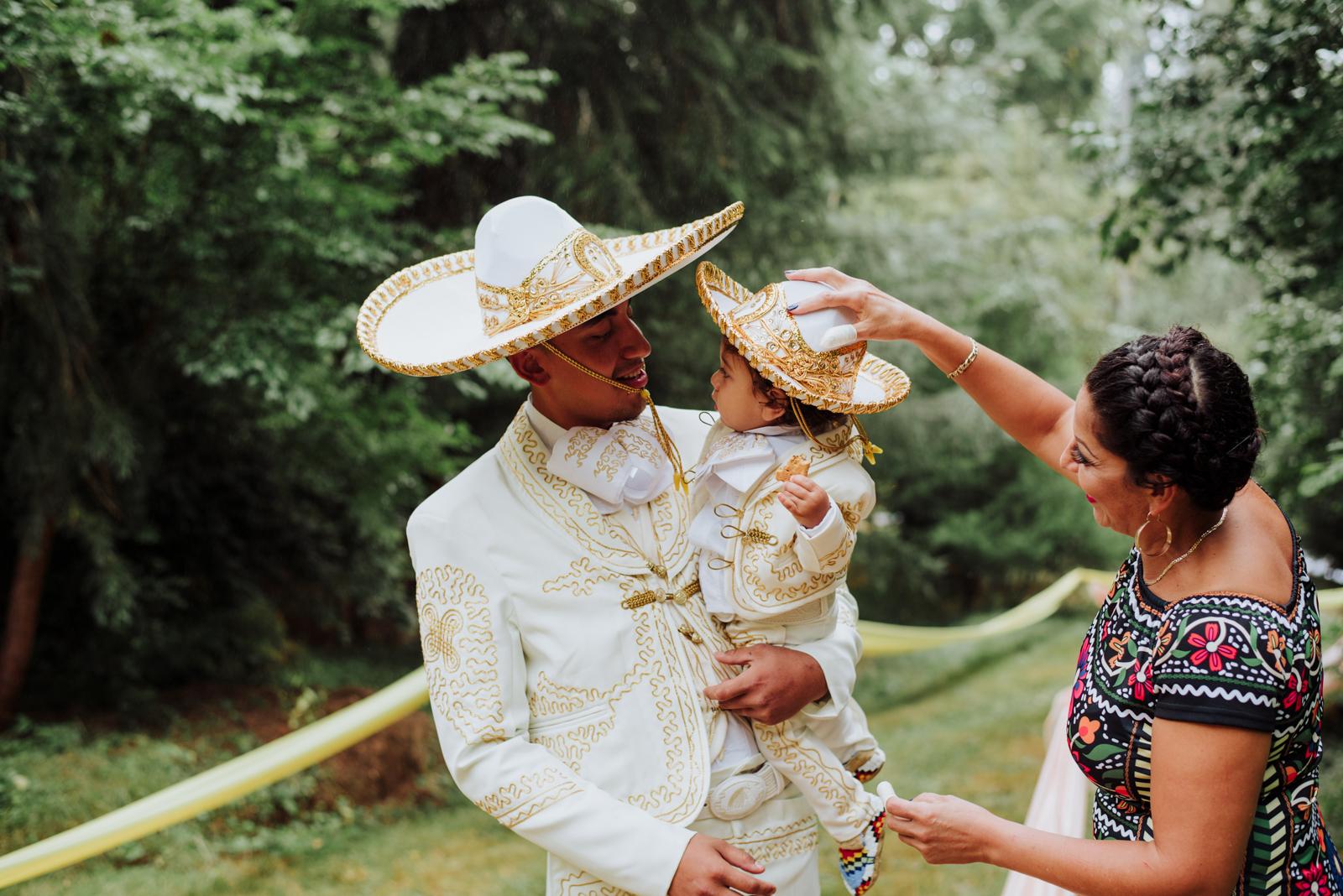 Boda seattle bosque entrada a la ceremonia padre e hijo