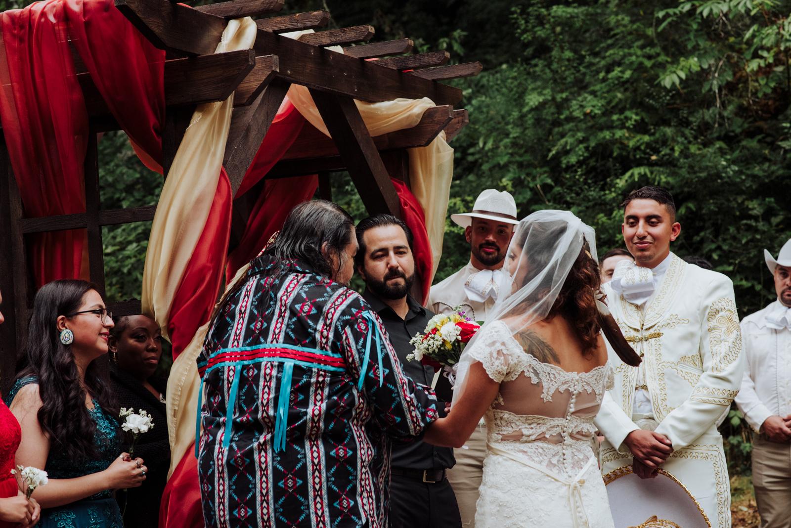 Boda seattle bosque entregando a la novia lakota