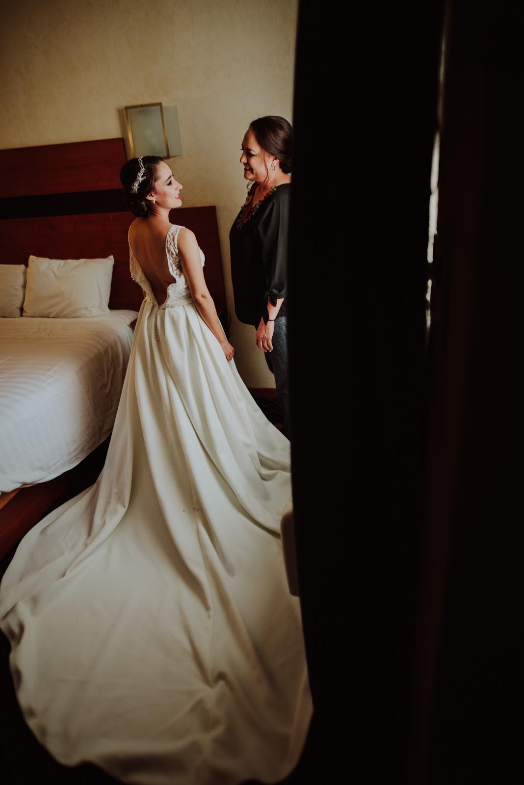 boda en delicias chihuahua, getting ready, momentos de la boda, madre e hija fotografia mac y liz