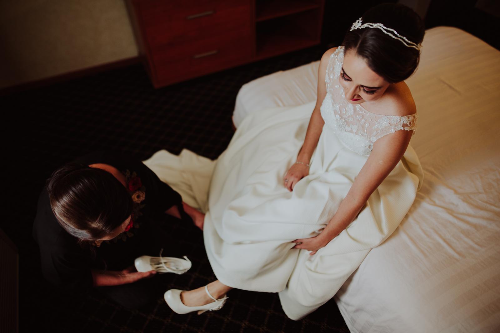 boda en delicias chihuahua, getting ready, momentos de la boda, madre e hija, zapatos de novia