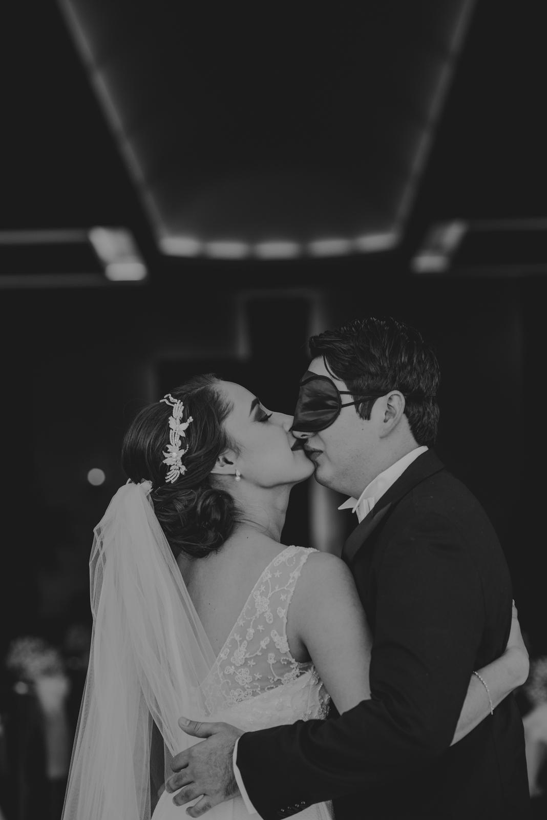 boda en delicias chihuahua, momentos de la boda, novios, iglesia, beso
