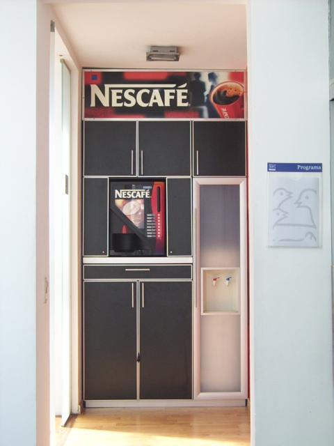 Diseño de mueble expendedor bebidas Nescafé