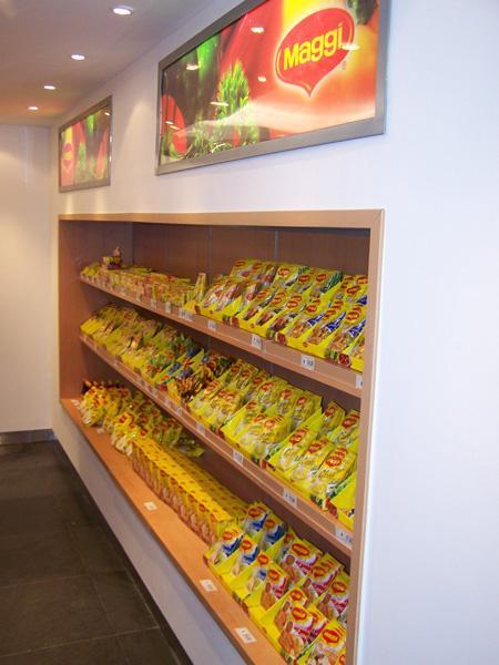 Diseño y construcción de área de exposición de productos y backlights de Maggi