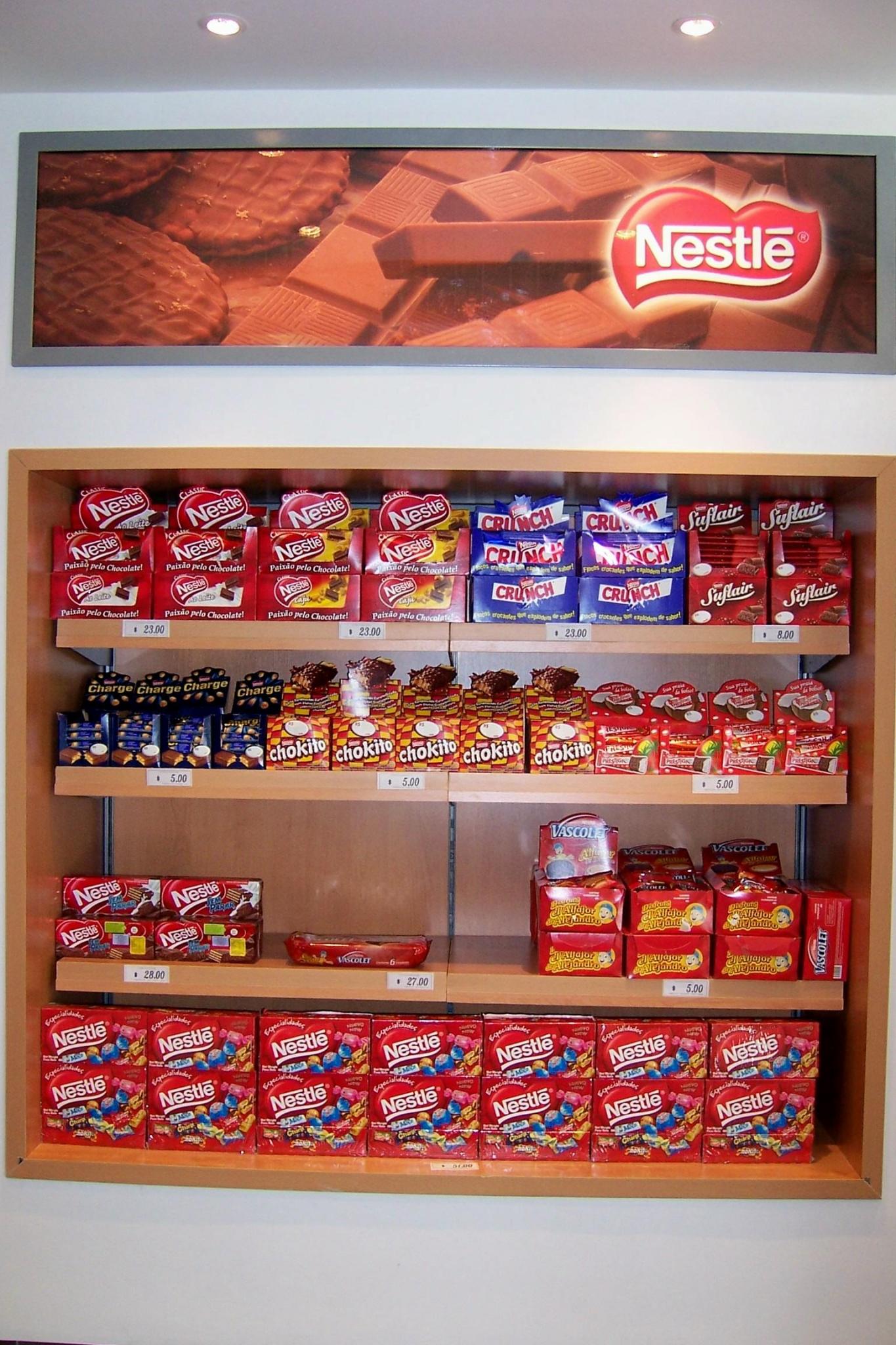Diseño y construcción de área de exposición de productos y backlights de chocolates Nestlé