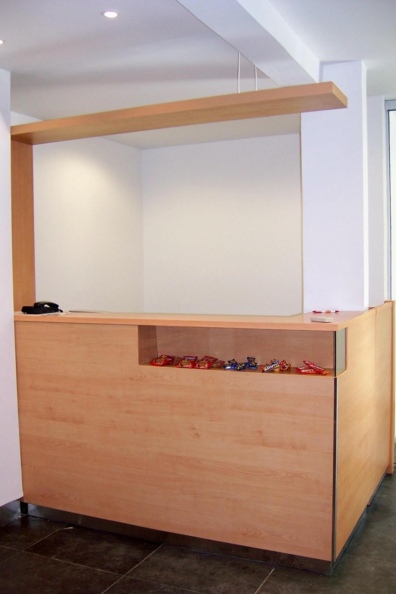 Diseño y construcción de mostrador de minishop con área de exposición