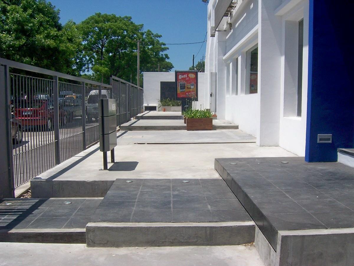 Reconversión antiguo accesos a depósitos en acceso principal.n planta baja