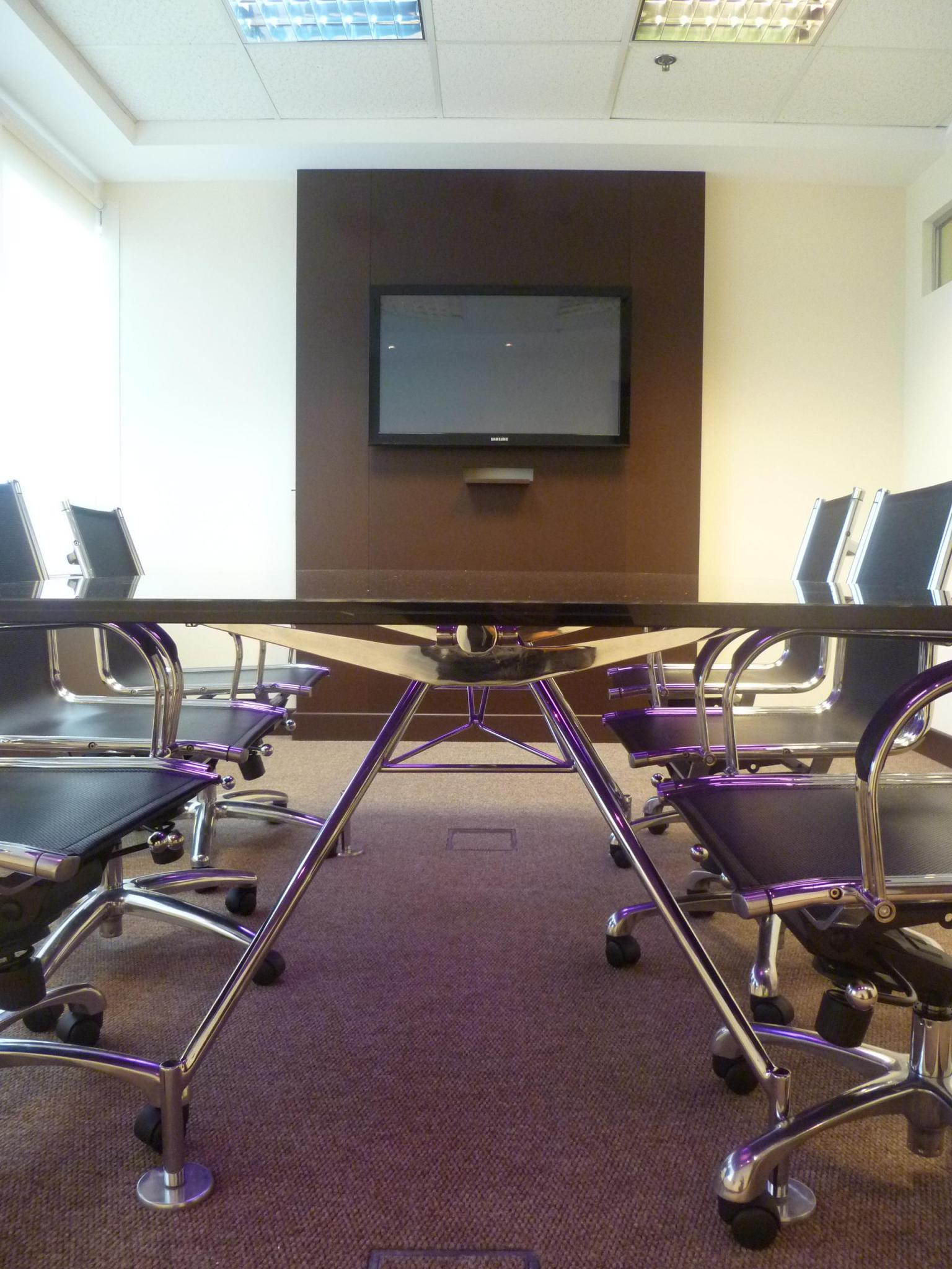 Diseño de mesa de reuniones y panel para medios