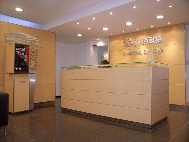 Diseño de puesto de recepción y tabique con logo corporativo