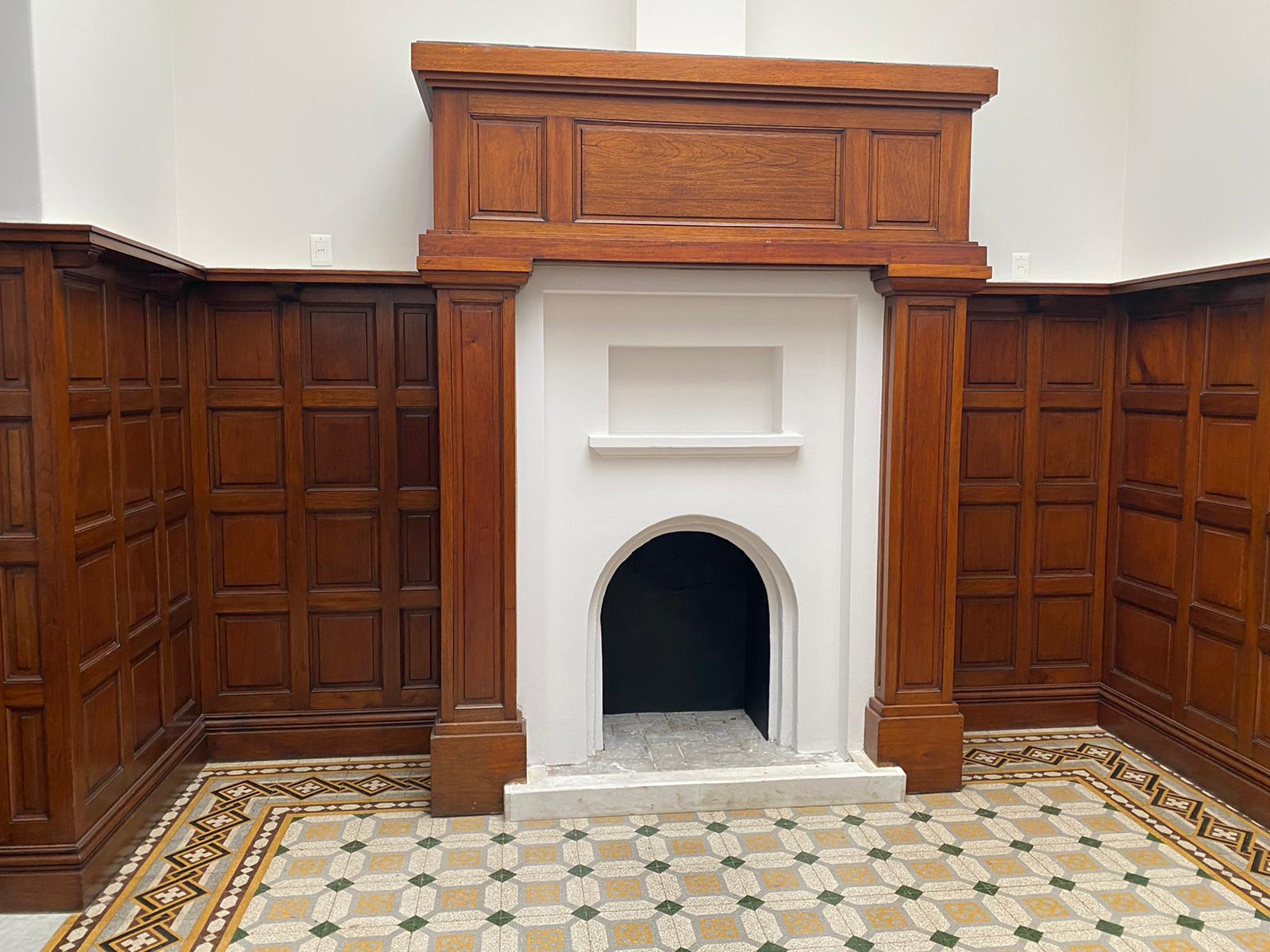 Recuperación de la boisserie y de los pisos originales del hogarsos originales- foyer
