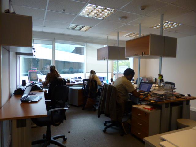 Proyecto general de nuevo layout de oficinas y diseño de equipamiento. 80 m2 totales.