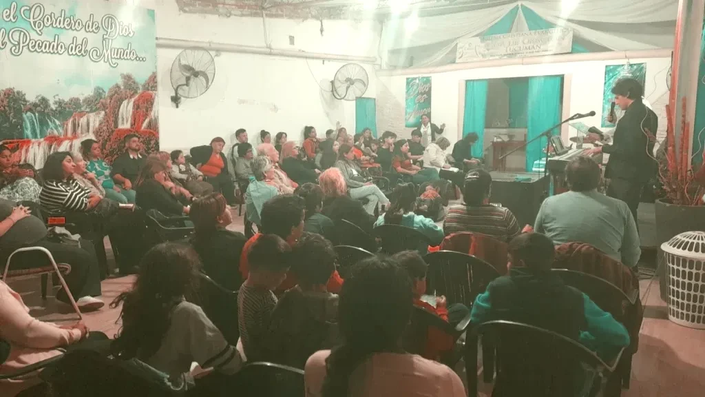 “Vidas adorando y siendo transformadas por Dios”
