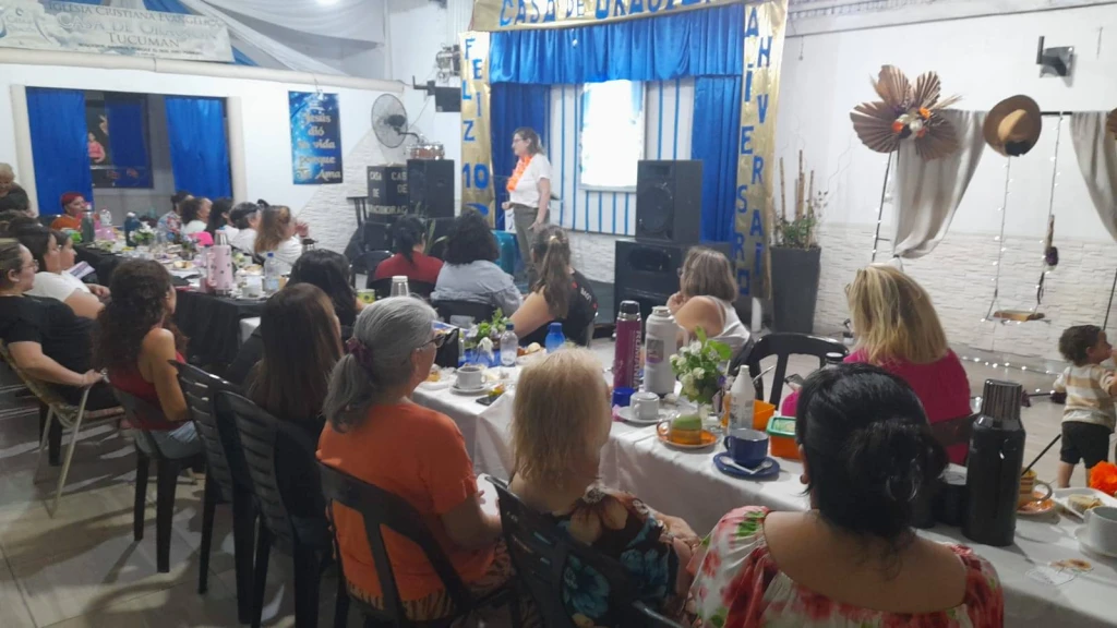 “Vidas adorando y siendo transformadas por Dios”