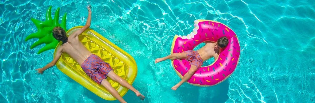 chicos-en-piscina-slider.webp