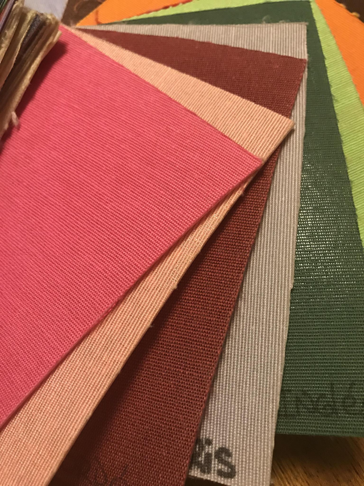 Disponemos una amplia variedad en telas para confeccionar nuestras pantallas.