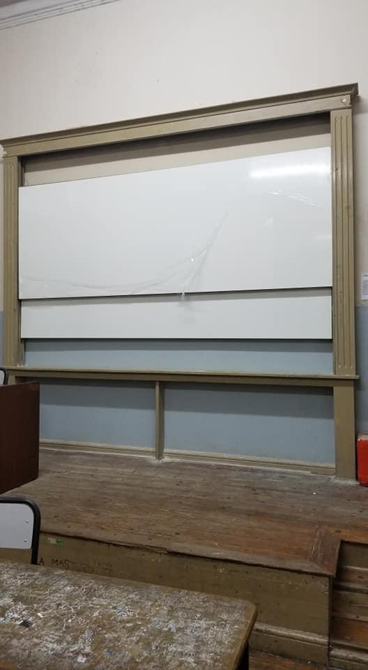 Conversión de todos los pizarrones de la escuela para ser usados con fibrones