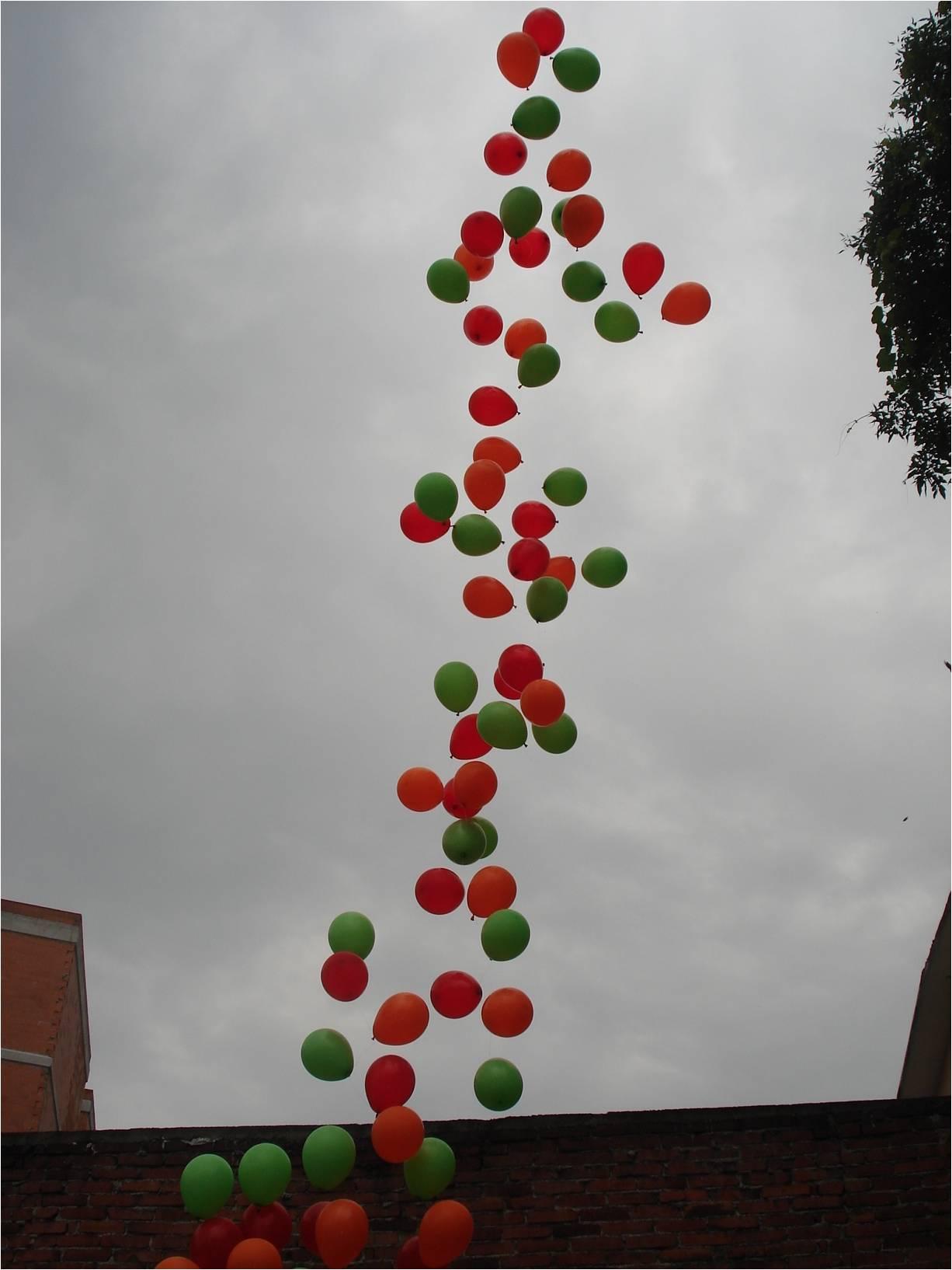 Liberación de globos con helio