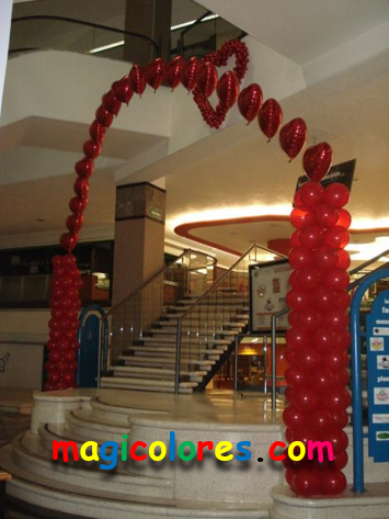 Arco para san valentín con globos látex rojos y corazones metálicos con helio