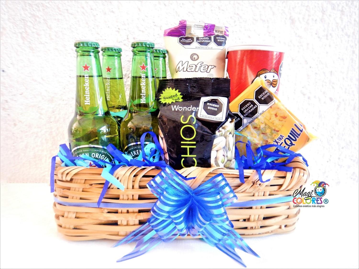 Canastas con cervezas y botanas