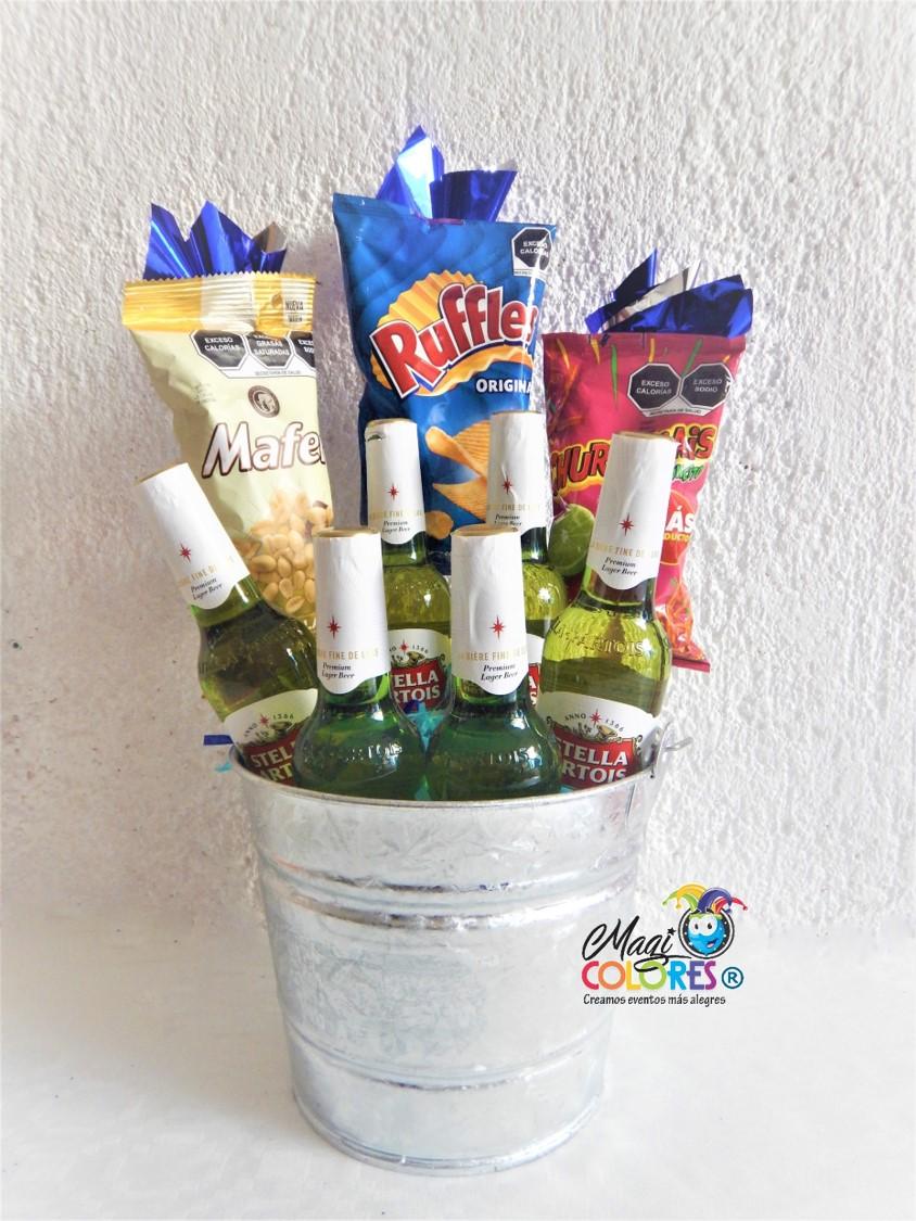 Cubetas con cervezas y botanas