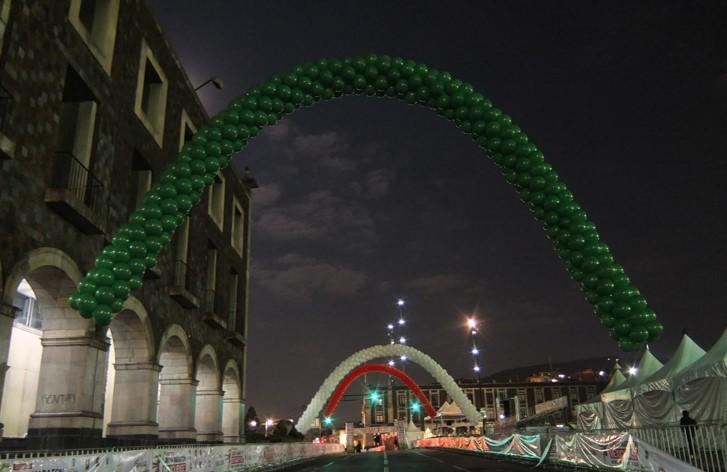 Arco de globos con helio para noche mexicana