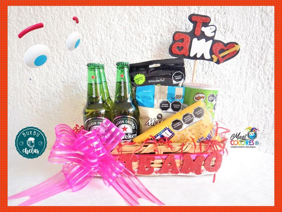 Canastas con cervezas y botanas