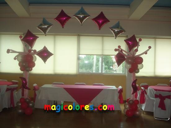 Arco con globos metálicos para XV Años