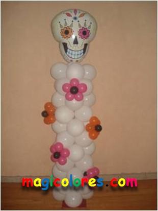 Columna de globos con flores para día de muertos