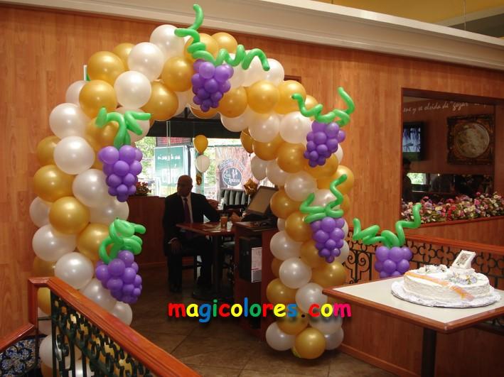 Arco de globos en oro y blanco con racimos de uva