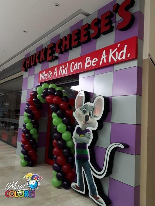Arcos con globos en Chuck E. Cheeses