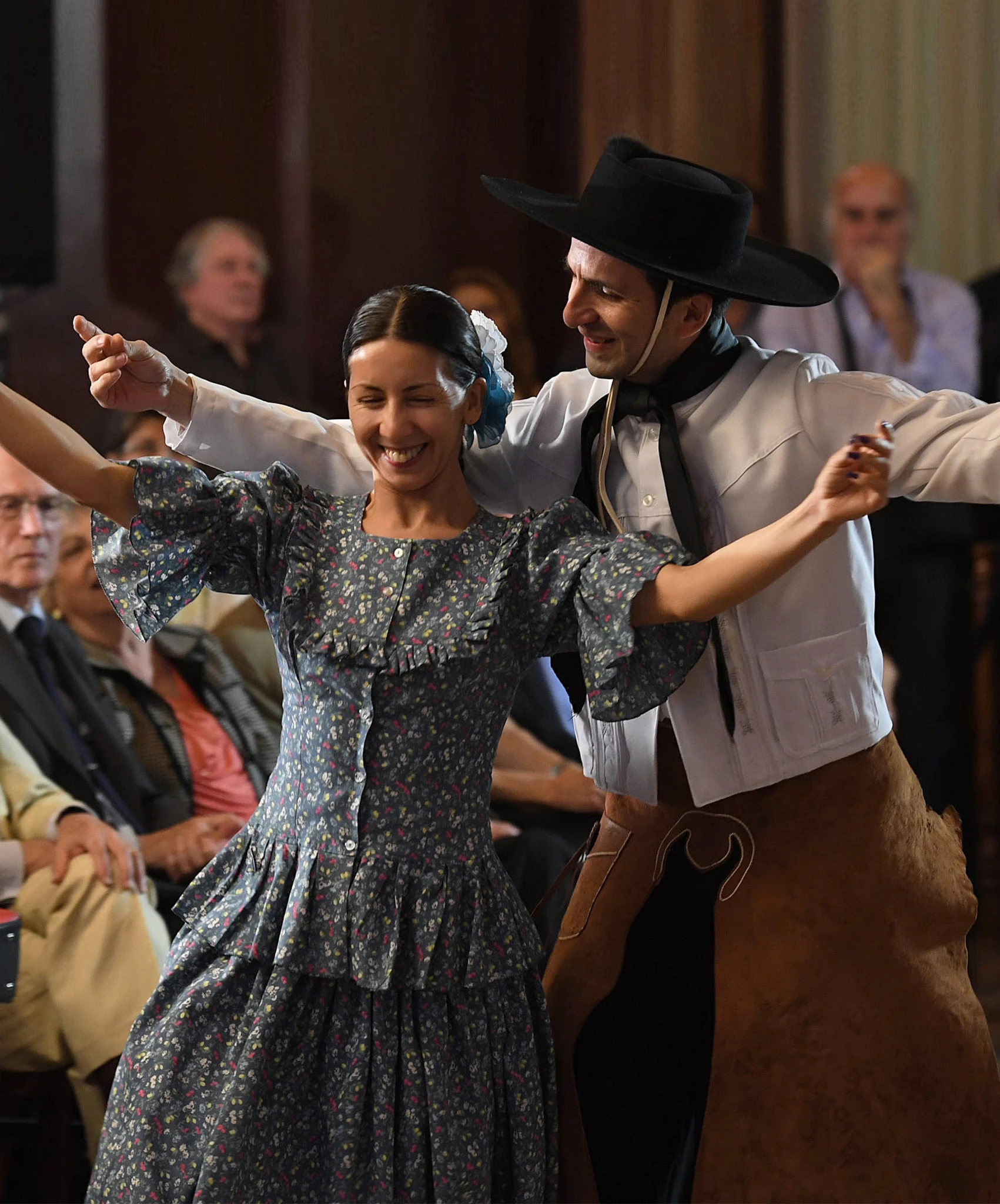 Pareja bailando folklore