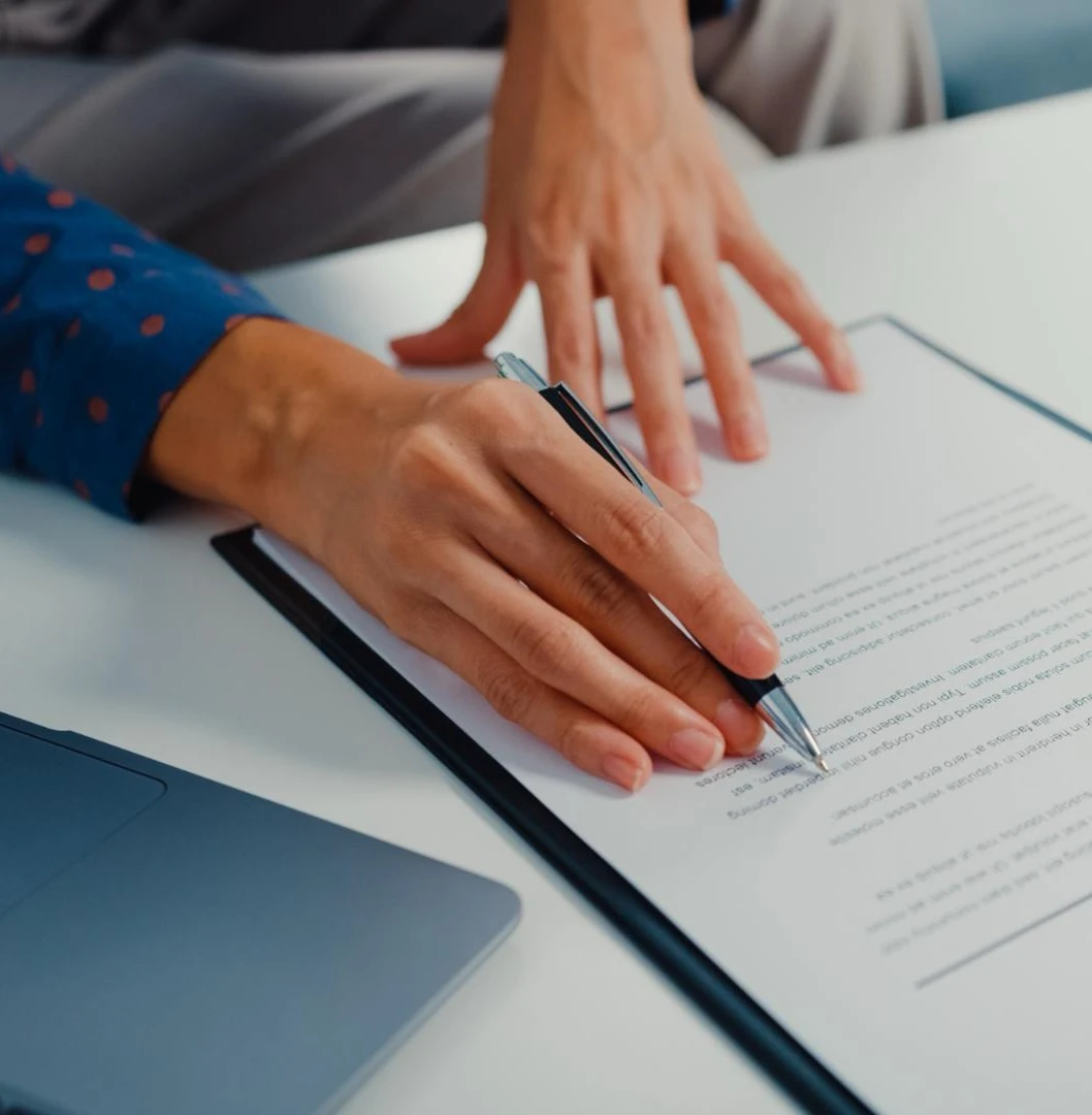 Imagen de persona escribiendo un documento 