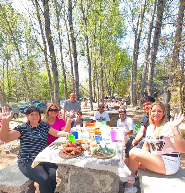 familia-y-amigos-en-aguila-blanca.webp