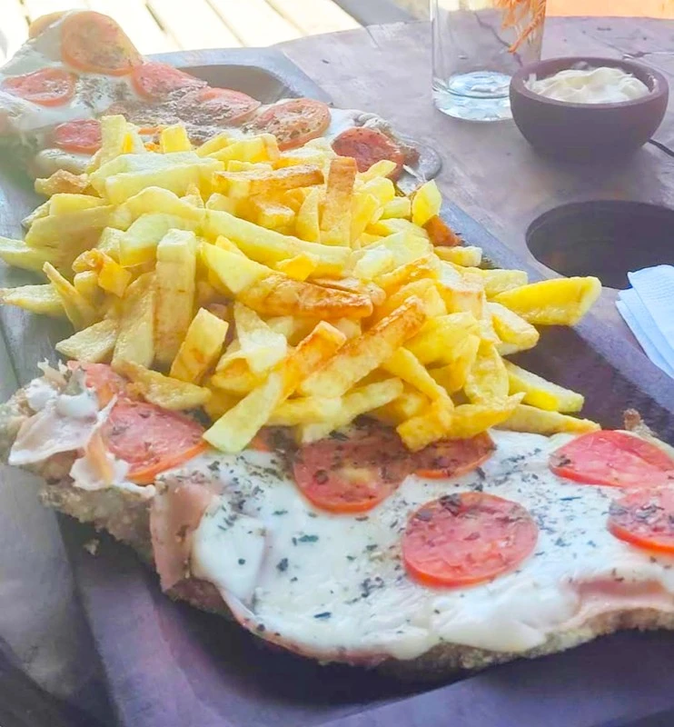 milanesa-napolitana-con-papas-fritas-aguila-blanca.webp