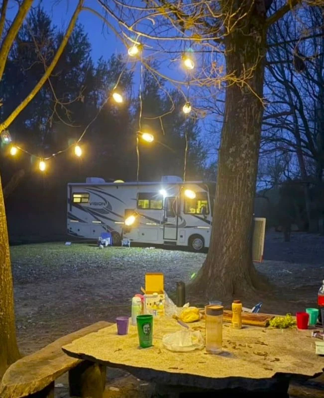 motor-home-camping-aguila-blanca-01.webp