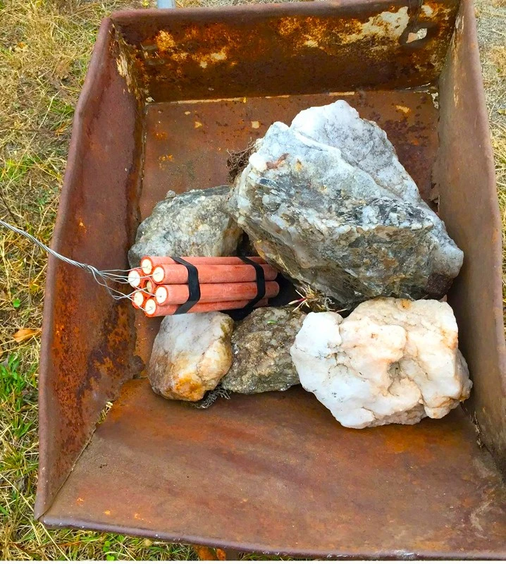 tolva-y-minerales-con-dinamita-maqueta-aguila-blanca.webp