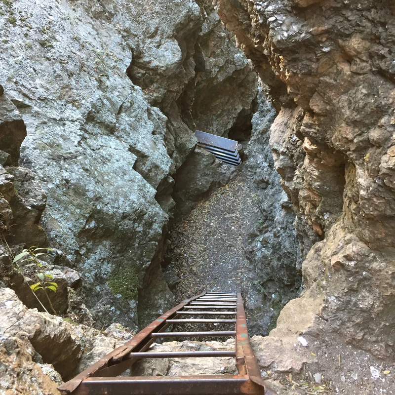 tuneles-mineros-escaleras-aguila-blanca.webp