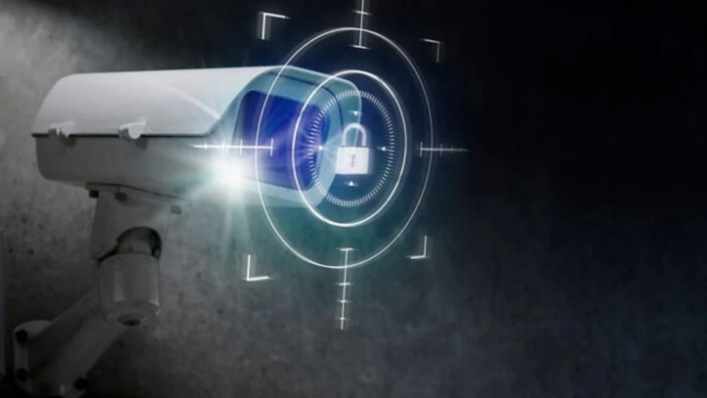 Técnico instalando un sistema de cámaras de seguridad profesional